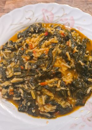 A picture of Spinach with tomato sauce.