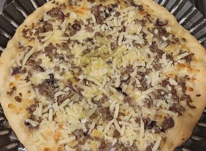 Foto di Pizza con salsiccia e caciocavallo