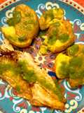 Patatas al puñetazo con mojo verde de cilantro
