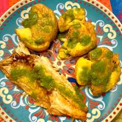 Una foto de Patatas al puñetazo con mojo verde de cilantro