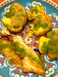 Una foto de Patatas al puñetazo con mojo verde de cilantro