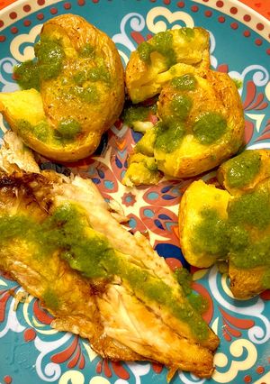 Una foto de Patatas al puñetazo con mojo verde de cilantro