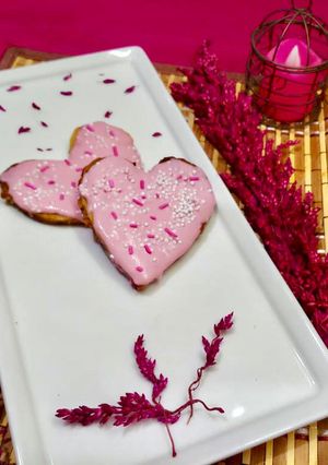 A picture of Frosting sugar cookies.