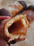 Chuchos rellenos de toffee de plátano y puntas de chocolate