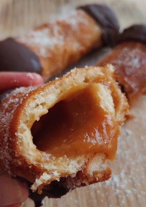 Una foto de Chuchos rellenos de toffee de plátano y puntas de chocolate