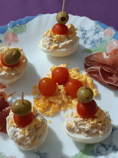 Una foto de Huevos rellenos de queso crema con atún y anchoas