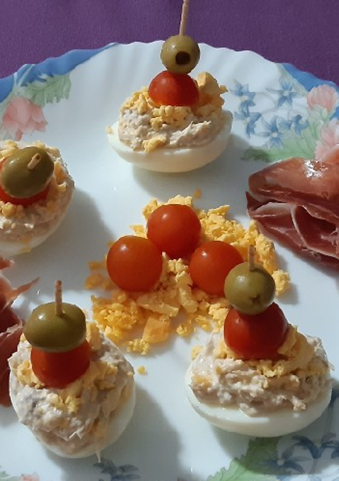 Una foto de Huevos rellenos de queso crema con atún y anchoas