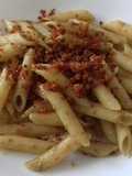 Pennette con alici e mollica di pane rosolata con peperone