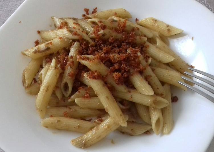 Recetta di Fatto in casa super veloce Pennette con alici e mollica di pane rosolata con peperone