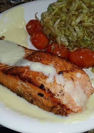 Una foto de Salmón con salsa holandesa