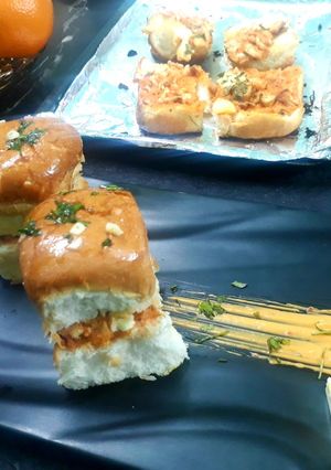 A picture of Cheesy chicken tikka slider.