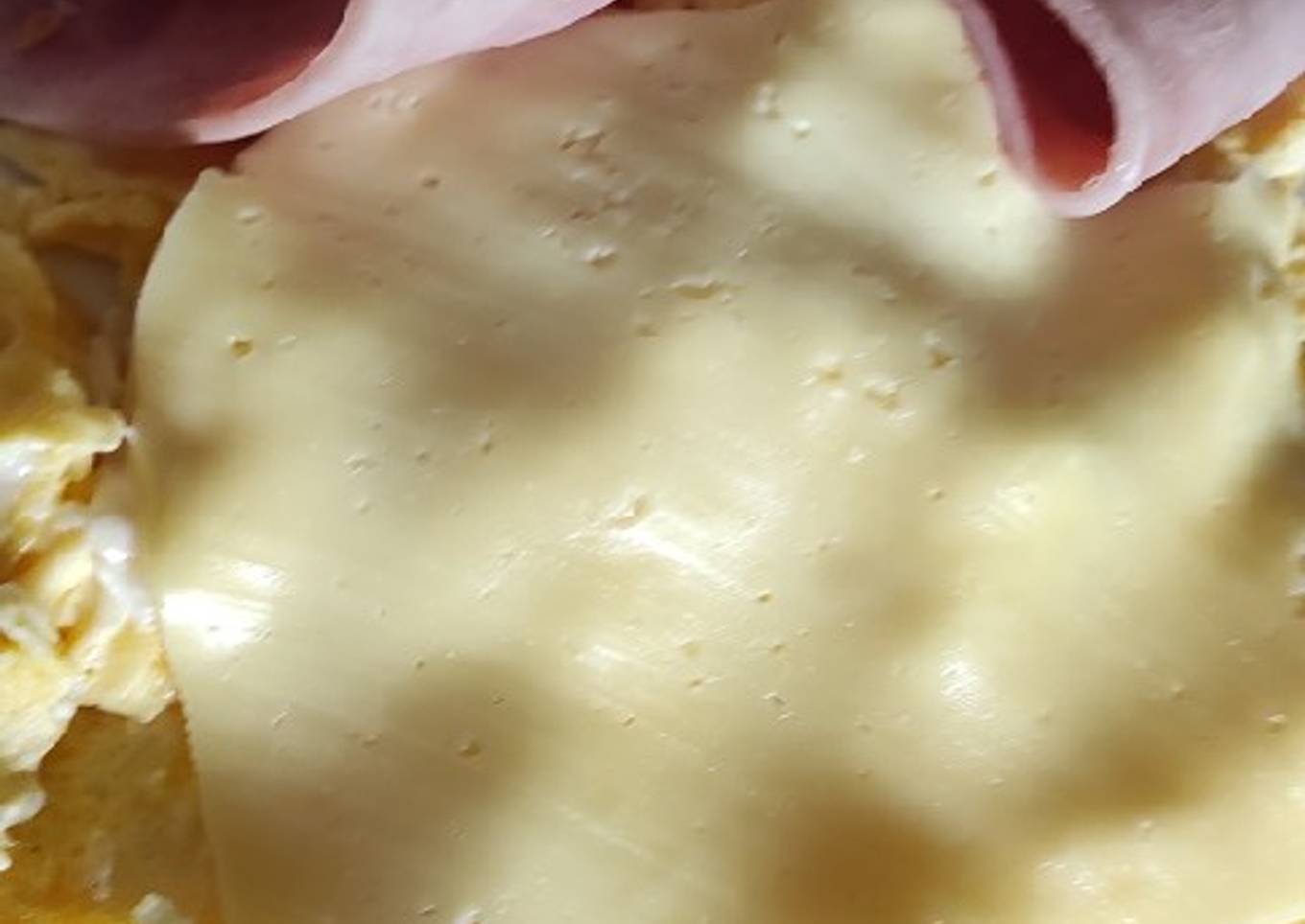 Huevo revueltos con jamón y queso