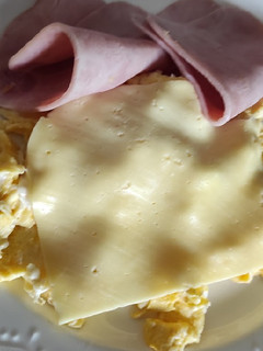 Una foto de Huevo revueltos con jamón y queso
