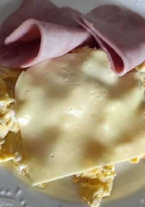 Una foto de Huevo revueltos con jamón y queso