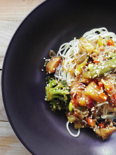 Foto de Sticky porco agridoce com noodles