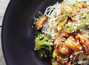 Foto de Sticky porco agridoce com noodles