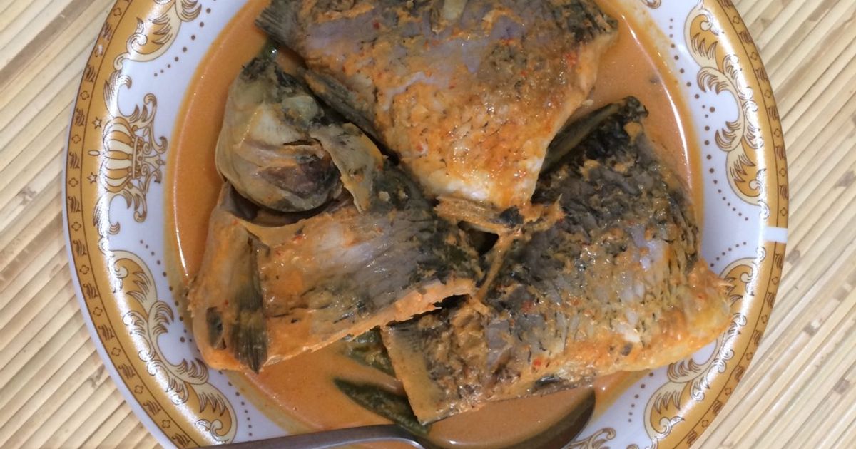 Gulai ikan mas masakan padang