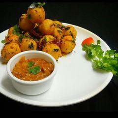 A picture of Semolina balls/sooji balls.