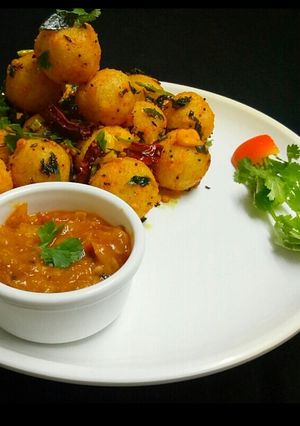 A picture of Semolina balls/sooji balls.
