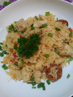Una foto de Arroz perfumado con chorizos y pechuga de pollo