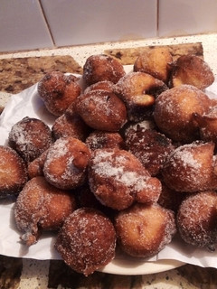Una foto de Buñuelos de pera y almendras