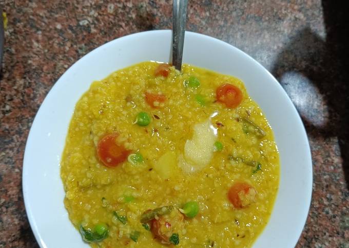 Dalia Khichdi with Carrot, Cabbage & Peas