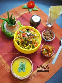 ખીચડી કઢી (Khichdi Kadhi Recipe In Gujarati) રેસીપી મુખ્ય ફોટો