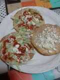 Cena, tostadas fácil, de frijol con queso