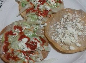 Una foto de Cena, tostadas fácil, de frijol con queso