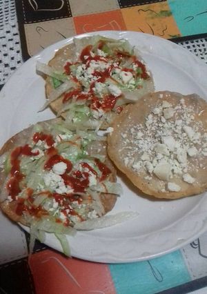 Una foto de Cena, tostadas fácil, de frijol con queso