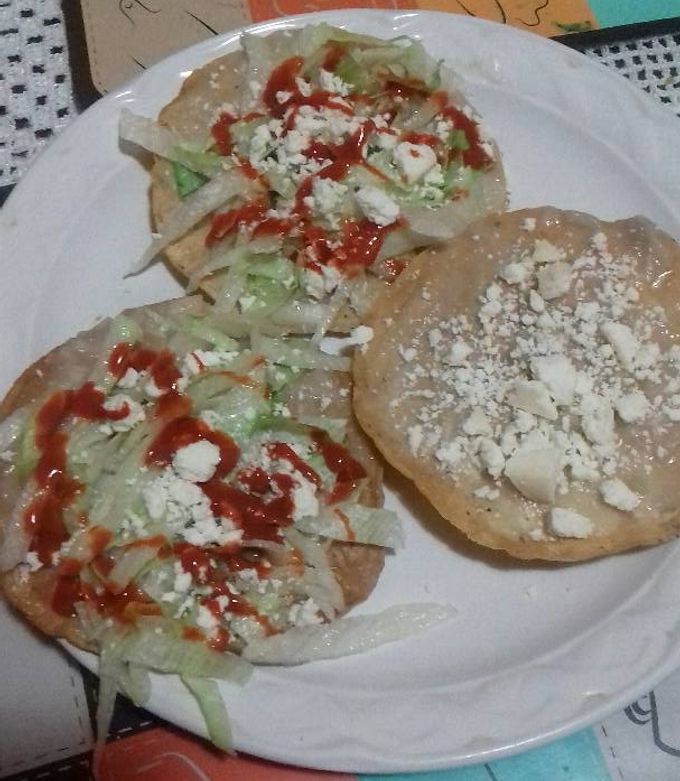 Una foto de Cena, tostadas fácil, de frijol con queso