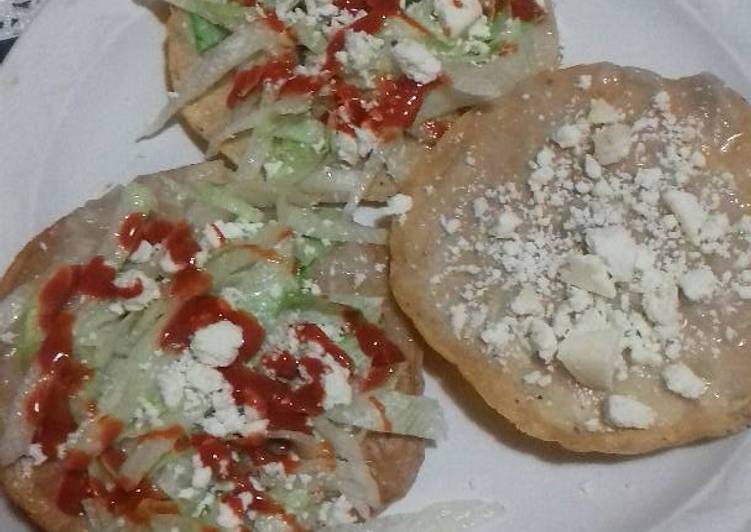 Cena, tostadas fácil, de frijol con queso