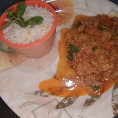 A picture of Baingan ka bharta with boil rice.