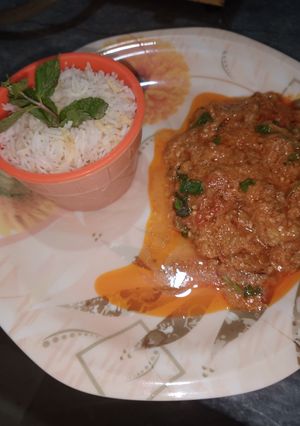 A picture of Baingan ka bharta with boil rice.