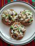 Ensalada de pollo en tostadas
