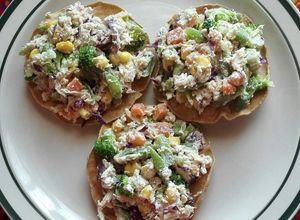 Una foto de Ensalada de pollo en tostadas