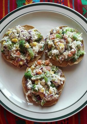 Una foto de Ensalada de pollo en tostadas