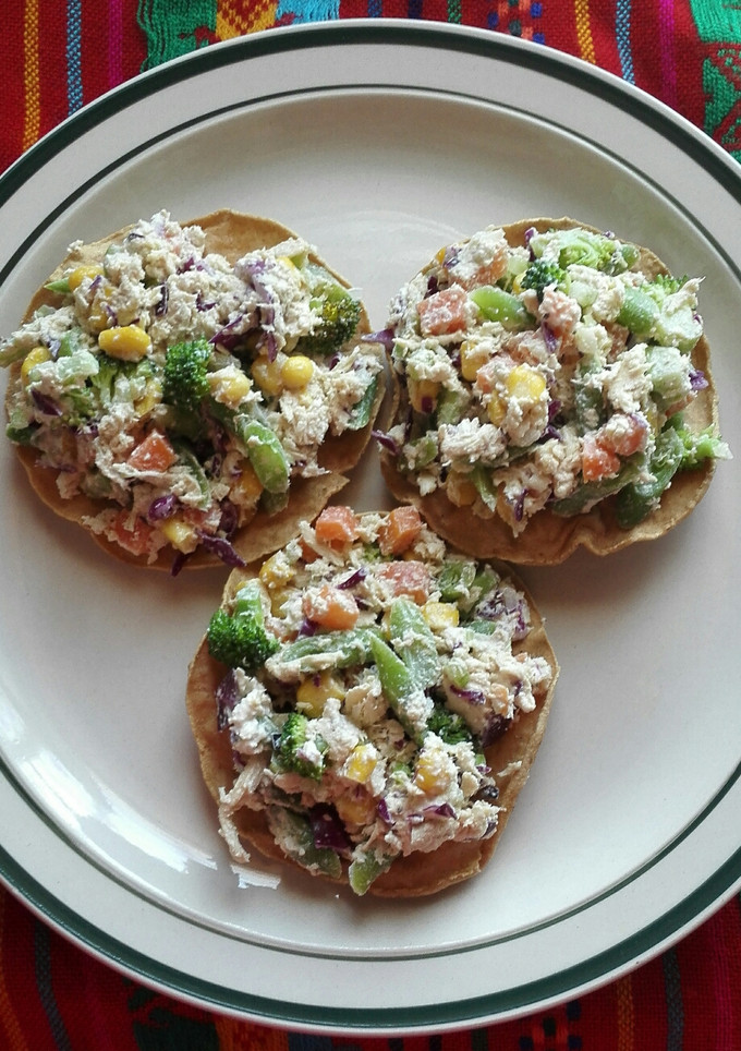 Una foto de Ensalada de pollo en tostadas