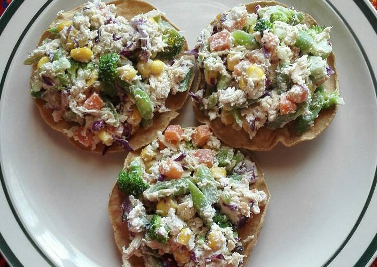 Ensalada de pollo en tostadas