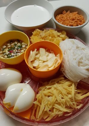 รูปของ ขนมจีนซาวน้ำ (Fresh Thai Rice Noodles with Coconut Milk)