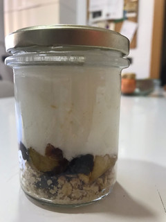 Una foto de Yogur con avena y compota de manzana y ciruelas secas
