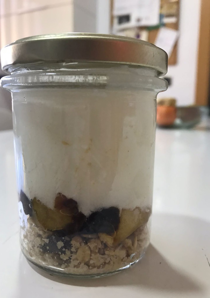 Una foto de Yogur con avena y compota de manzana y ciruelas secas
