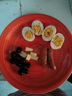 Una foto de Cetogénica: chorizo con anís aceitunas queso mozzarella y huevo