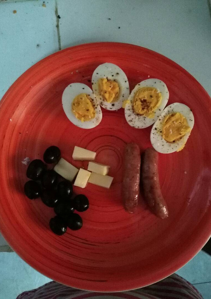 Una foto de Cetogénica: chorizo con anís aceitunas queso mozzarella y huevo