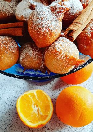 Zdjęcie przepisu Mini pączki pomarańczowe z cynamonem.