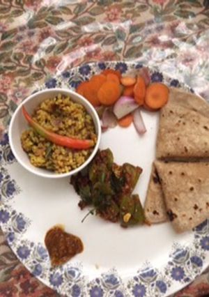 A picture of Sukhi urad dal and chilli tomato bangain.