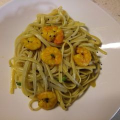 Linguine with lumpfish roe eggs and prawns A picture of Linguine with lumpfish roe eggs and prawns.