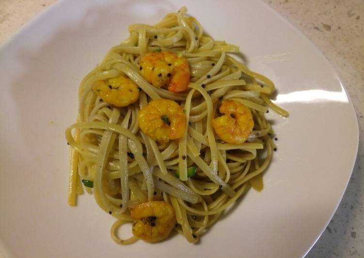 Linguine with lumpfish roe eggs and prawns