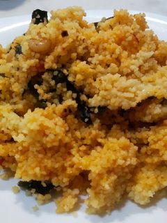Una foto de Cuscús de gambas al ajillo y algas wakame