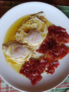 Una foto de Huevos fritos con jamón ibérico crujiente y miel